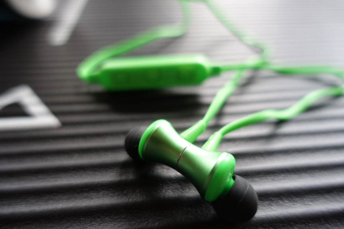 Bluetooth in-ear headphones with magnet