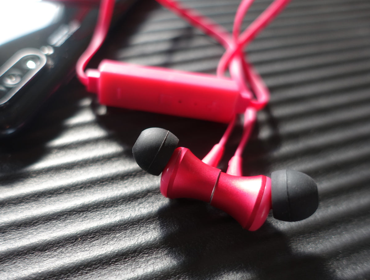 Bluetooth in-ear headphones with magnet