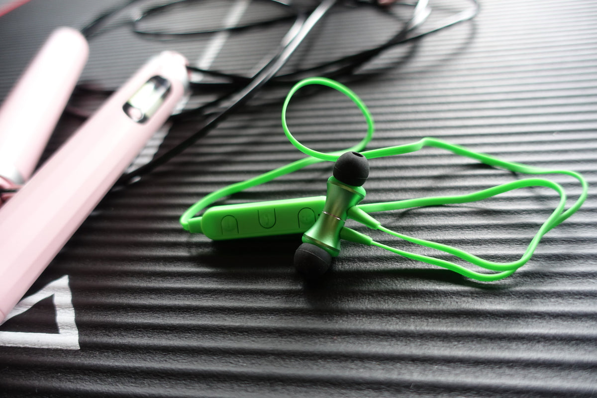 Bluetooth in-ear headphones with magnet
