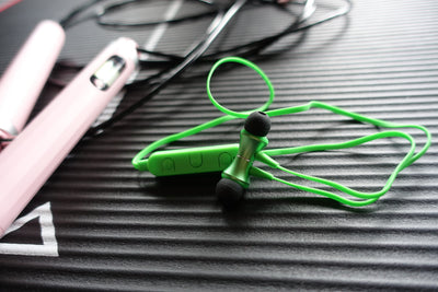 Bluetooth in-ear headphones with magnet
