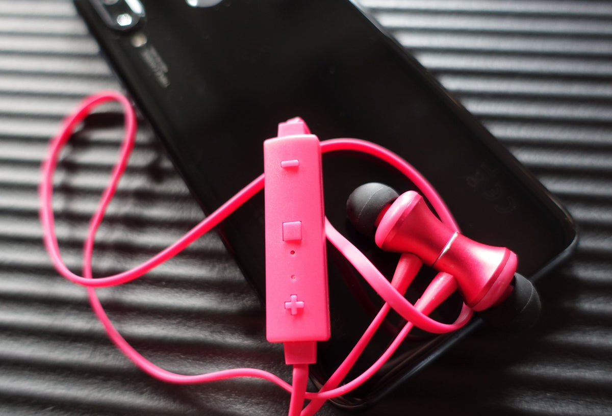 Bluetooth in-ear headphones with magnet