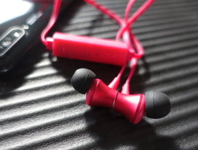 Bluetooth in-ear headphones with magnet