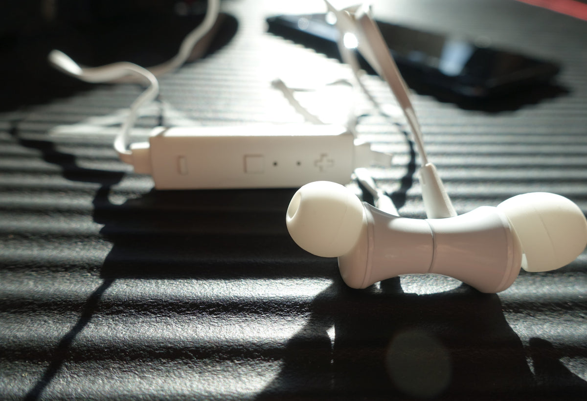Bluetooth in-ear headphones with magnet