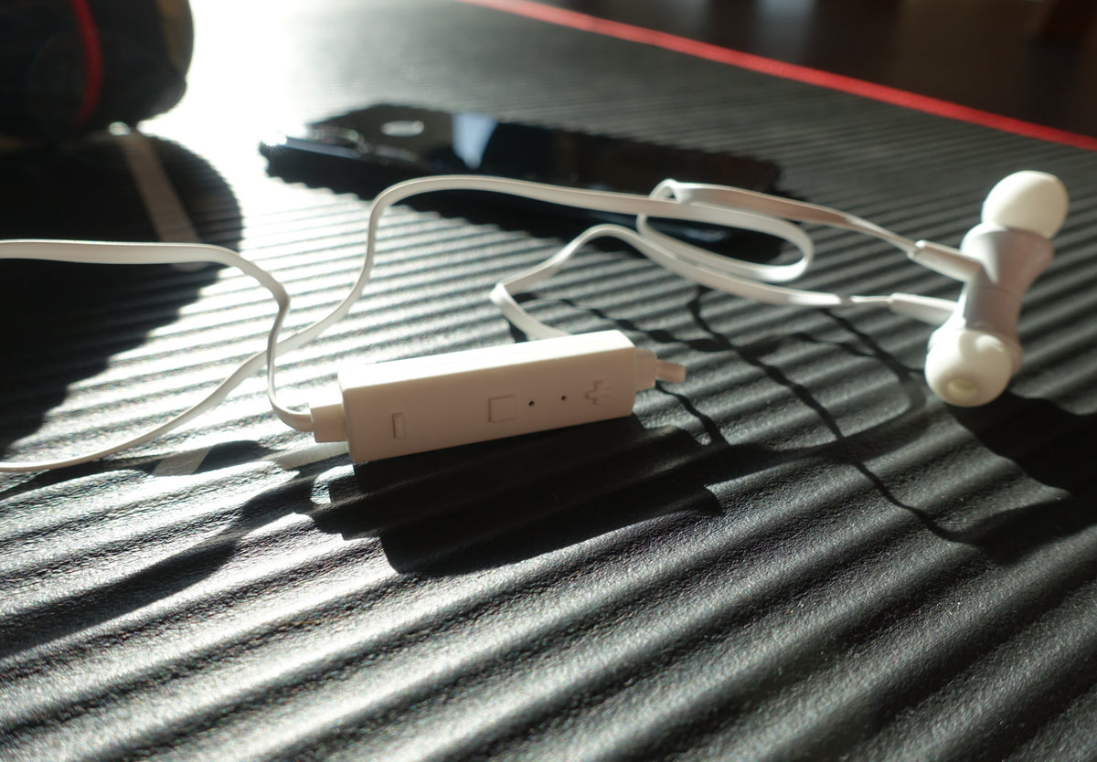 Bluetooth in-ear headphones with magnet