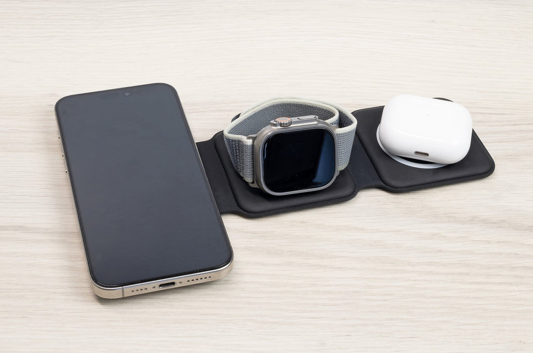 Foldable QI charging station for 3 devices
